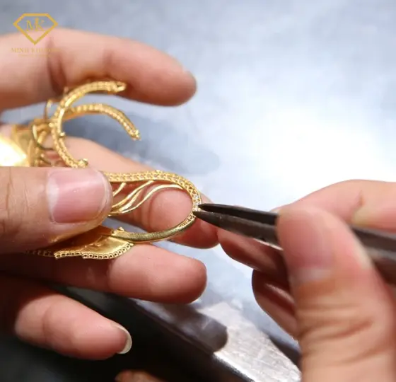 nghệ nhân chế tác vàng tại HCM