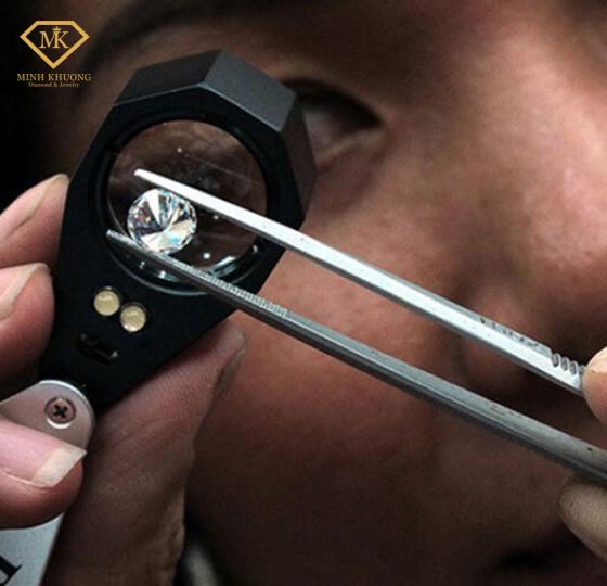 Hướng dẫn sử dụng kính lúp để kiểm tra kim cương
