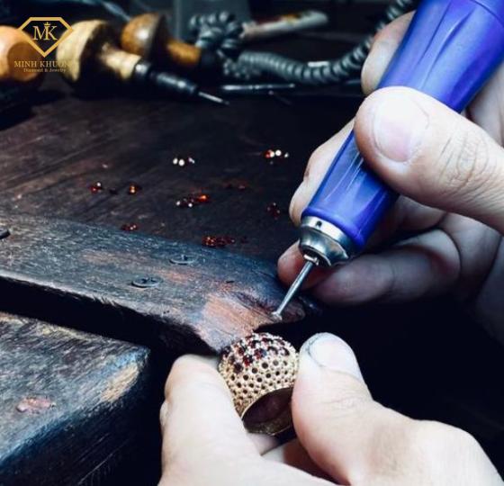 Thay đá quý trang sức