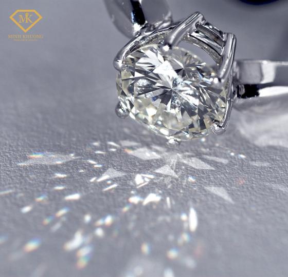 Dấu hiệu kim cương thật qua ánh sáng