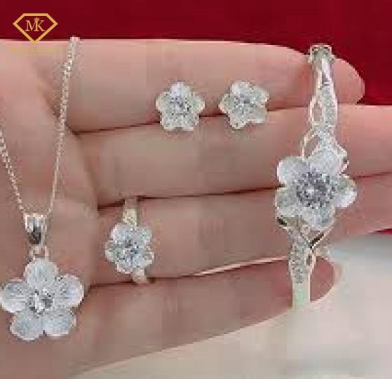 Thay đá trang sức uy tín tại cửa hàng