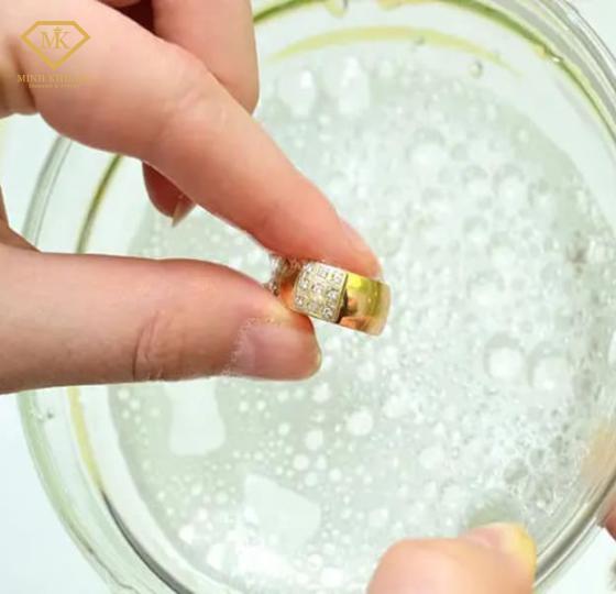 Có nên ngâm kim cương trong nước rửa chén?
